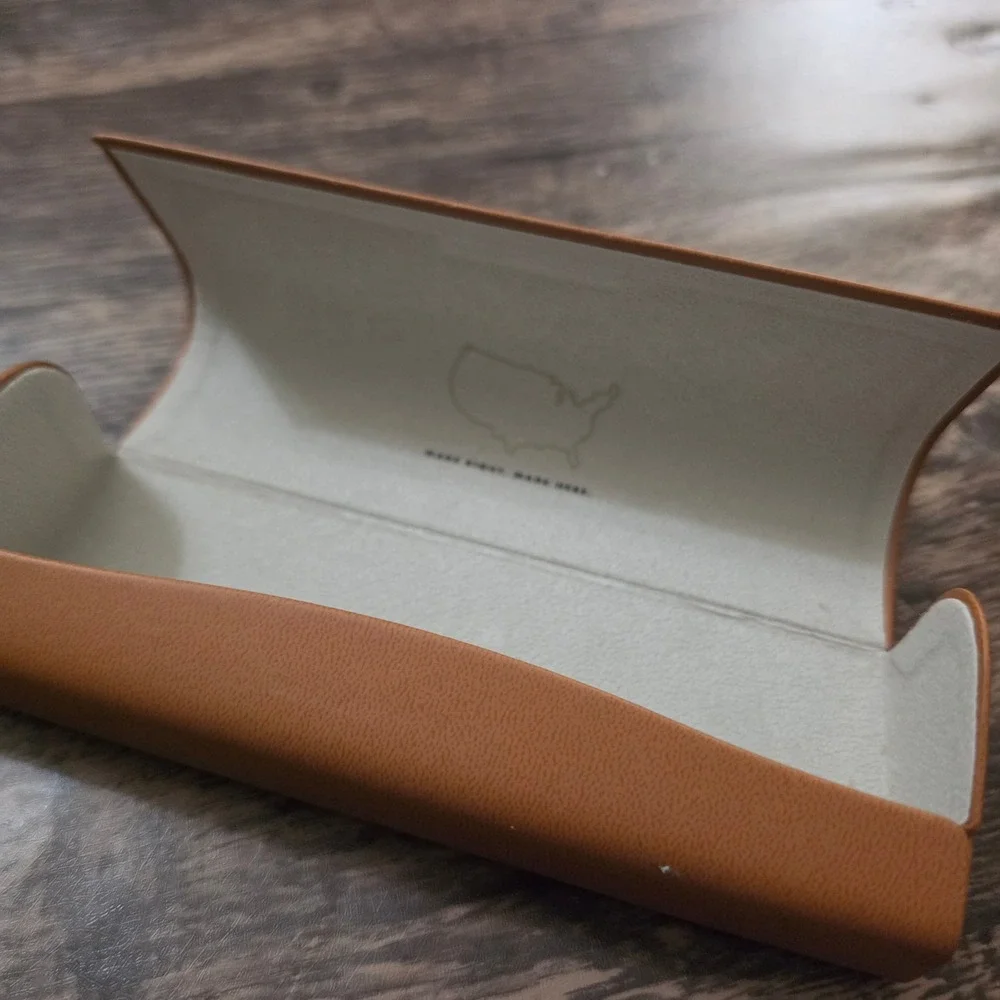 ALAN J Eyeglass Case Unisex OS‎ Tan Faux Leather Magnetic Hard Shell Case